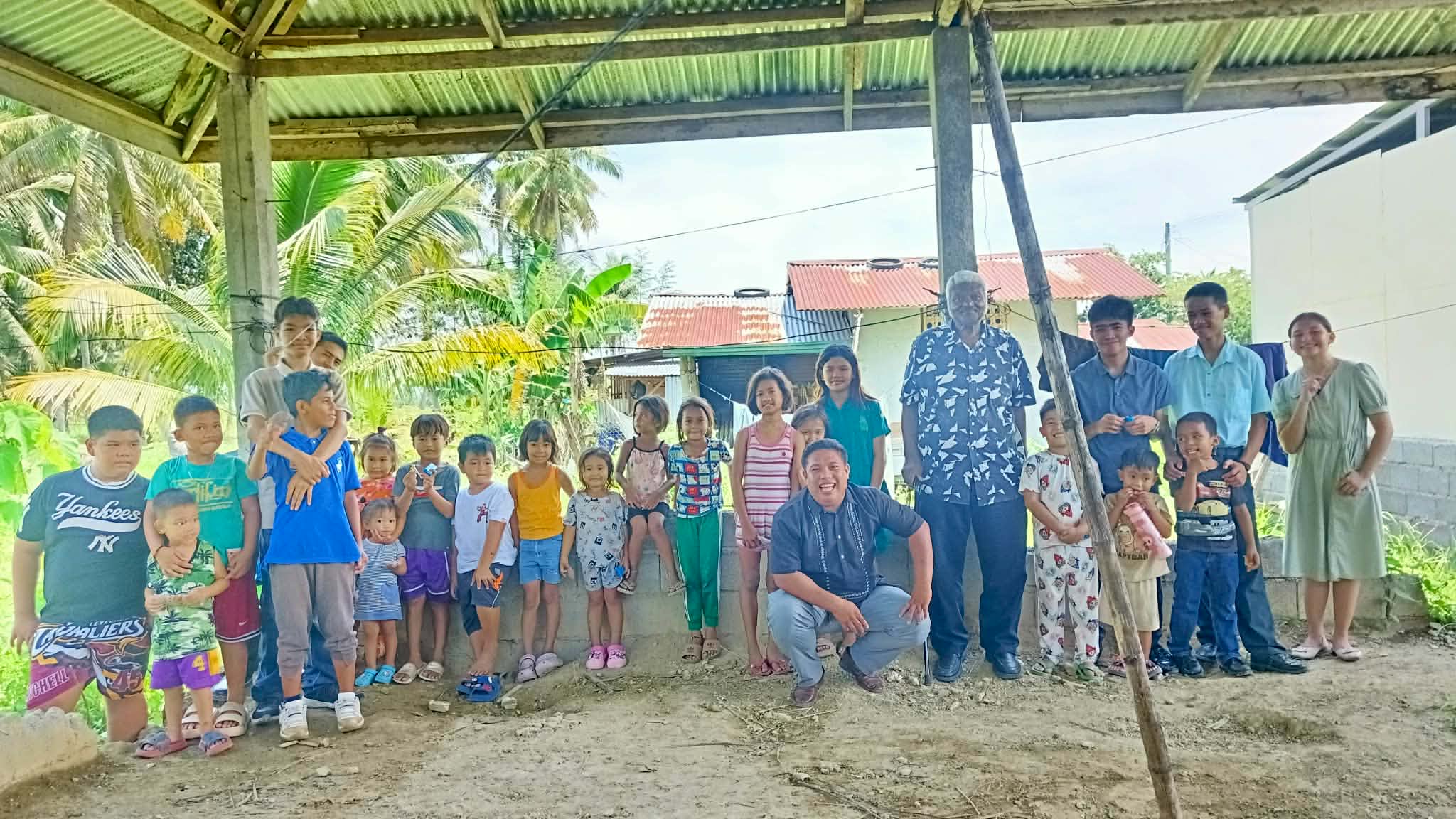 Missionary Henry Walker with a large children's class and their teachers